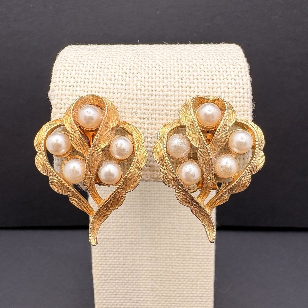 Vintage Coro Textured Gold Tone‎ & Faux Pearl Floral Leaf Clip on Earrings